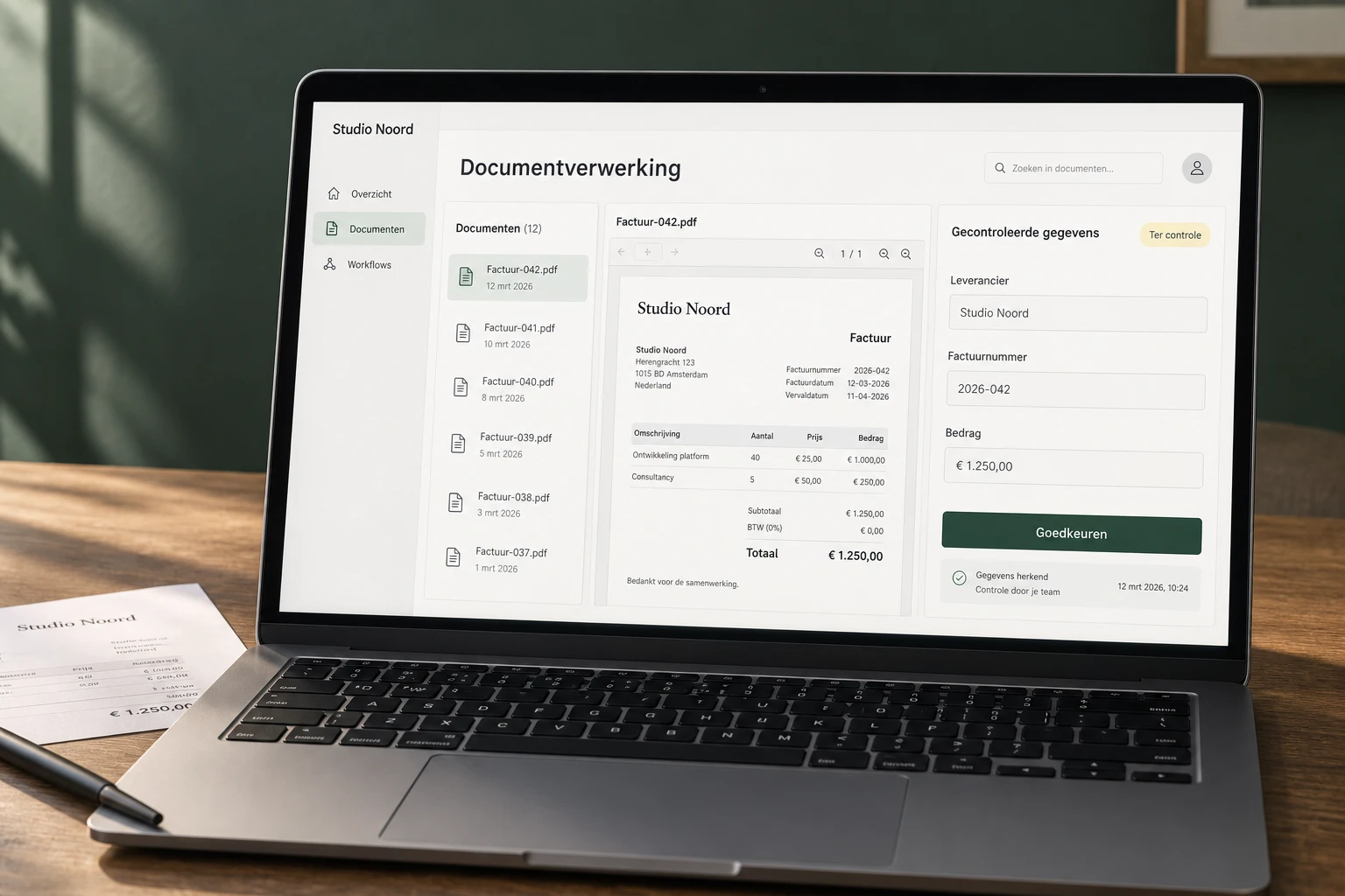 Illustratieve documentwerkplek op een laptop, met een factuur en herkende gegevens ter controle